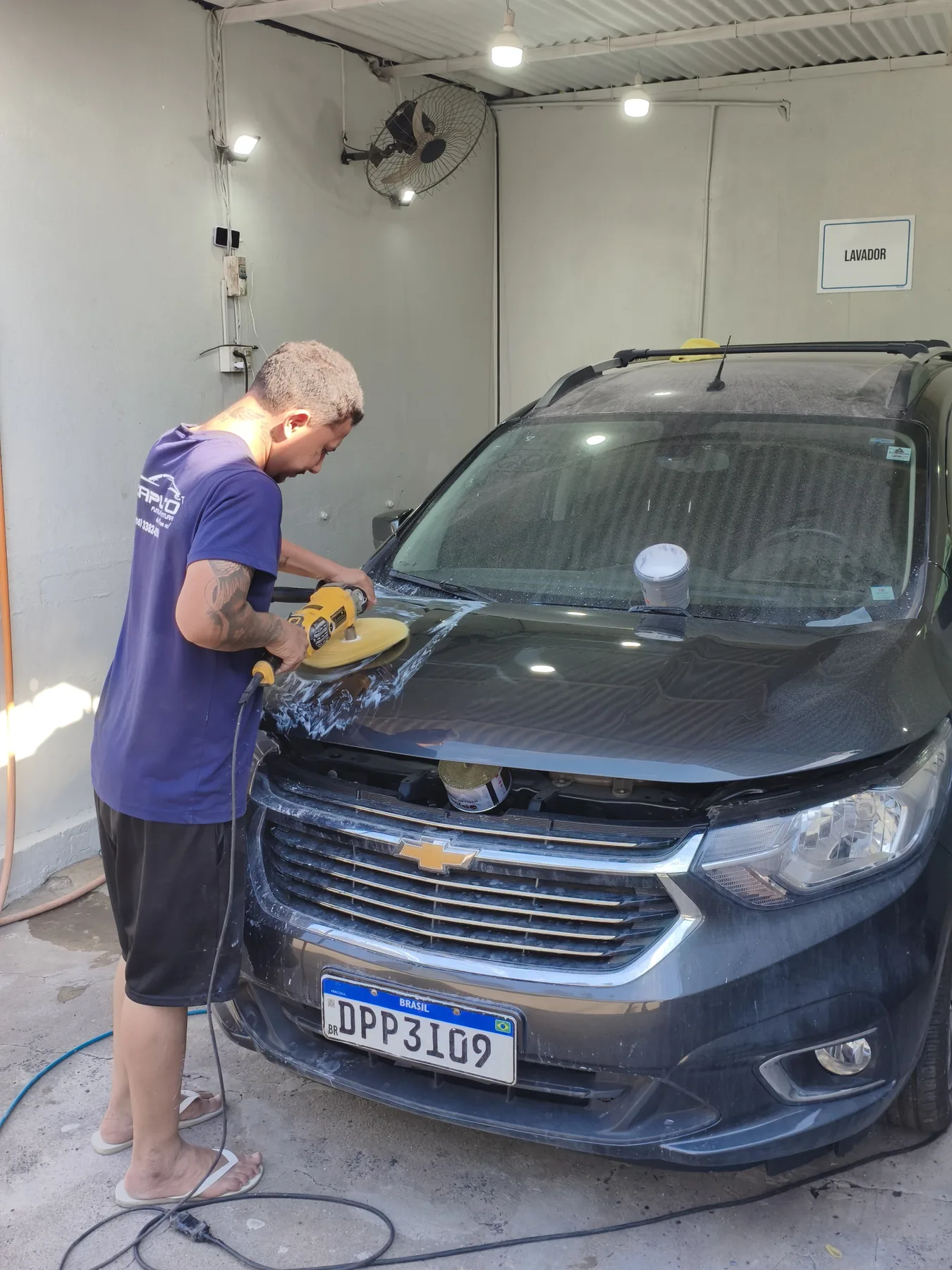 Profissional realizando o polimento de um veículo